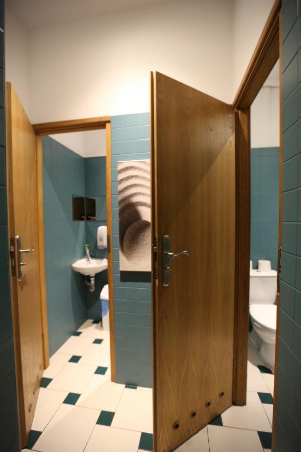 Habitación con 8 camas y baño compartido