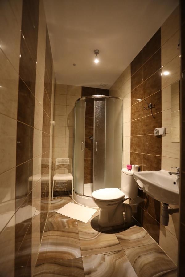 Habitación con 6 camas y baño compartido